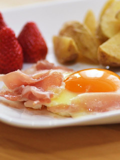 超簡単☆生ハムを添えた目玉焼き-レシピのメイン写真