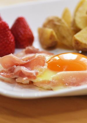 超簡単☆生ハムを添えた目玉焼き-レシピのメイン写真