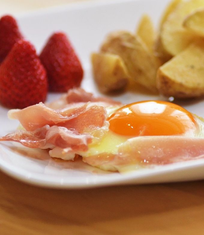 超簡単☆生ハムを添えた目玉焼き-レシピのメイン写真