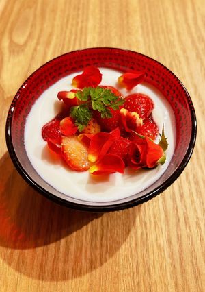薔薇と苺のヨーグルト-レシピのメイン写真
