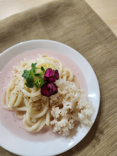 ホホホタケとゆかりのピンク出汁冷うどん-レシピのメイン写真