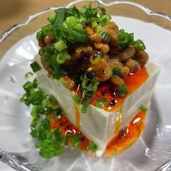 รูปของ 納豆とたっぷり薬味ネギのせ冷やっこ