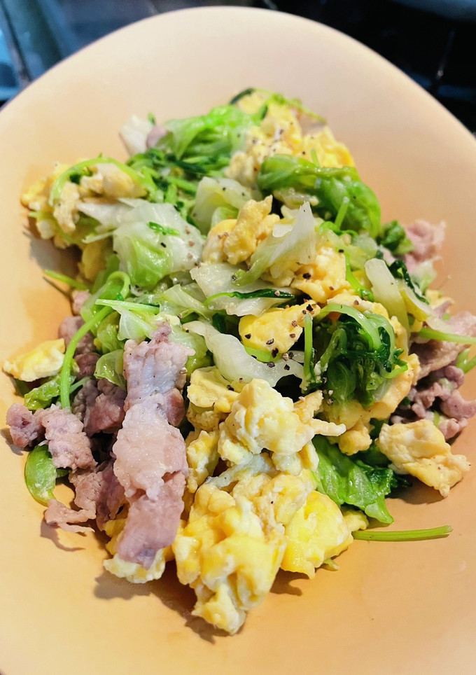 簡単すぎ！豆苗とレタスの豚たま炒め-レシピのメイン写真