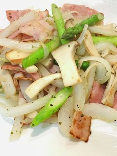 新玉ねぎとアスパラの簡単ベーコン炒め-レシピのメイン写真