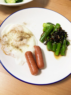 アスパラの塩こんぶ合えと目玉焼き-レシピのメイン写真