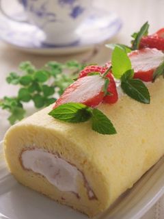ふんわりもっちり苺クリームのロールケーキ-レシピのメイン写真
