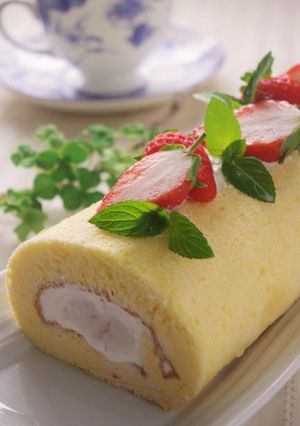 ふんわりもっちり苺クリームのロールケーキ-レシピのメイン写真