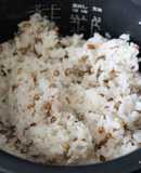 白米2合と紫もち麦大さじ2を炊飯器で炊く