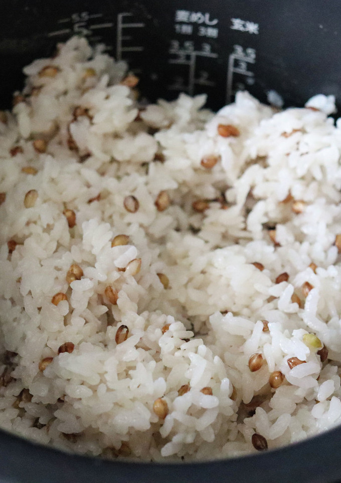 白米2合と紫もち麦大さじ2を炊飯器で炊く-レシピのメイン写真