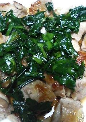 鳥モモのソテ－風甘めのニラ炒めのせ-レシピのメイン写真