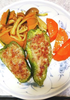 ピーマンの肉詰め。添え野菜。-レシピのメイン写真