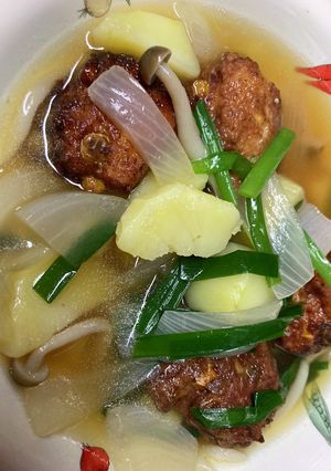 鶏肉だんごと新玉ねぎ、ニラのスープ-レシピのメイン写真
