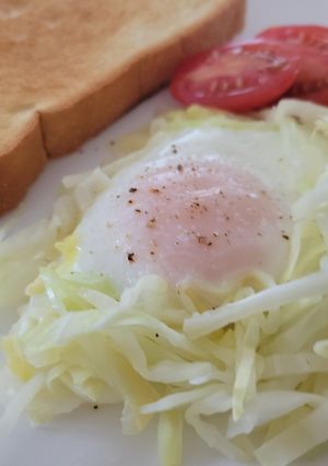 朝食&お弁当に♪キャベツの巣ごもり卵-レシピのメイン写真
