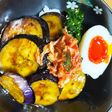 ナスの蒲焼き丼のキムチのせ