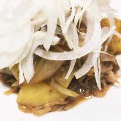 รูปของ 季節のトッピングで新鮮に。定番肉じゃが