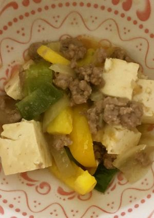 玉ねぎ、黄パプリカ、白ネギ入りの麻婆豆腐-レシピのメイン写真