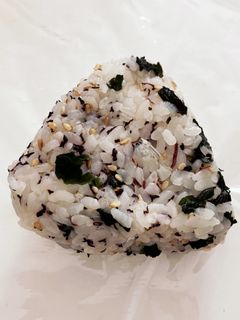 おにぎり * わかめとゆかり-レシピのメイン写真