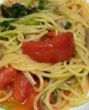 トマトとほうれん草とソーセージのパスタ