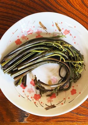 麺つゆで簡単、わらびの一本漬け-レシピのメイン写真