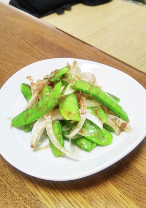 絹さやと新タマネギのおかか醤油-レシピのメイン写真