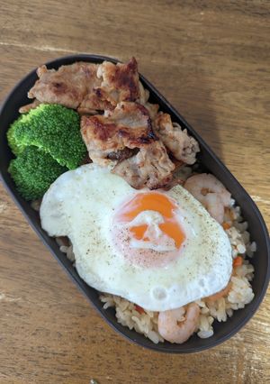 JK☆エビピラフ＆目玉焼き弁当♪-レシピのメイン写真