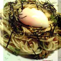 รูปของ ブロッコリーと納豆と明太子と温玉のパスタ