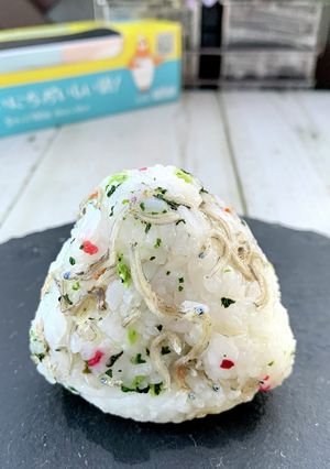 ポリ袋で乾物・缶詰の『ふりふりおにぎり』-レシピのメイン写真