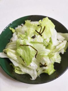 超簡単!ごま油が効いたレタス塩昆布サラダ-レシピのメイン写真