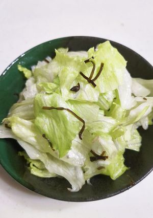 超簡単！ごま油が効いたレタス塩昆布サラダ-レシピのメイン写真