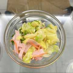 รูปของ 茹でキャベツとハムの簡単サラダ