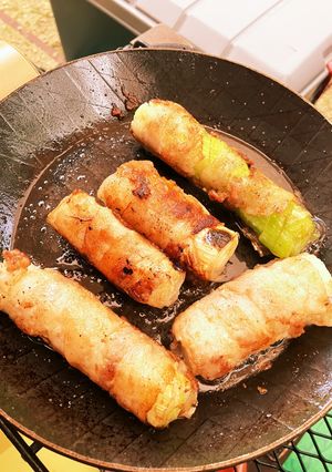 キャンプ飯　ジュワッと長ネギの豚肉巻き-レシピのメイン写真