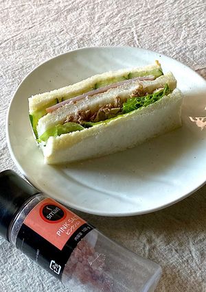 サンドイッチに塩をパラパラ-レシピのメイン写真