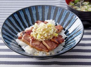 ゴマ油と葱がたまらな～い！豚タンの葱塩丼-レシピのメイン写真