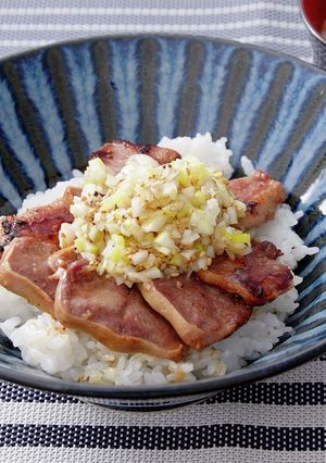 ゴマ油と葱がたまらな～い！豚タンの葱塩丼-レシピのメイン写真