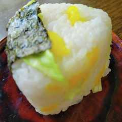รูปของ レタスとたくわんのおにぎり