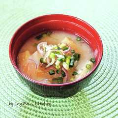 A picture of 新たまねぎと油揚げのお味噌汁.