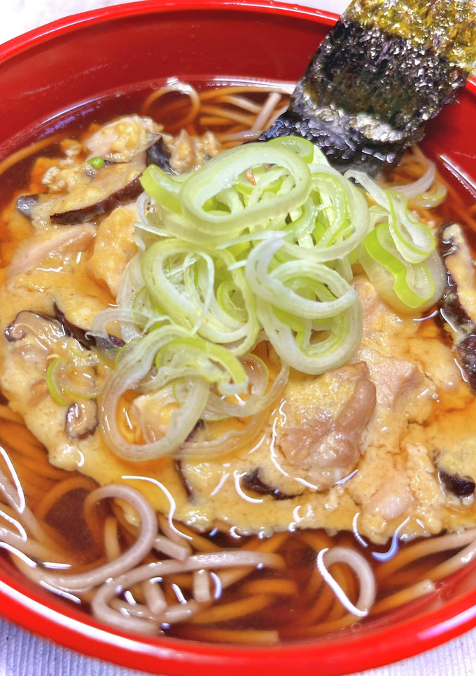 優しい出汁の鶏肉としいたけの卵とじそば-レシピのメイン写真