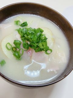 甘旨!新じゃがと新玉ねぎの白味噌汁♪-レシピのメイン写真