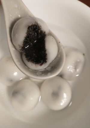 黒芝麻湯圓 (黒胡麻団子の温か甘汁)-レシピのメイン写真