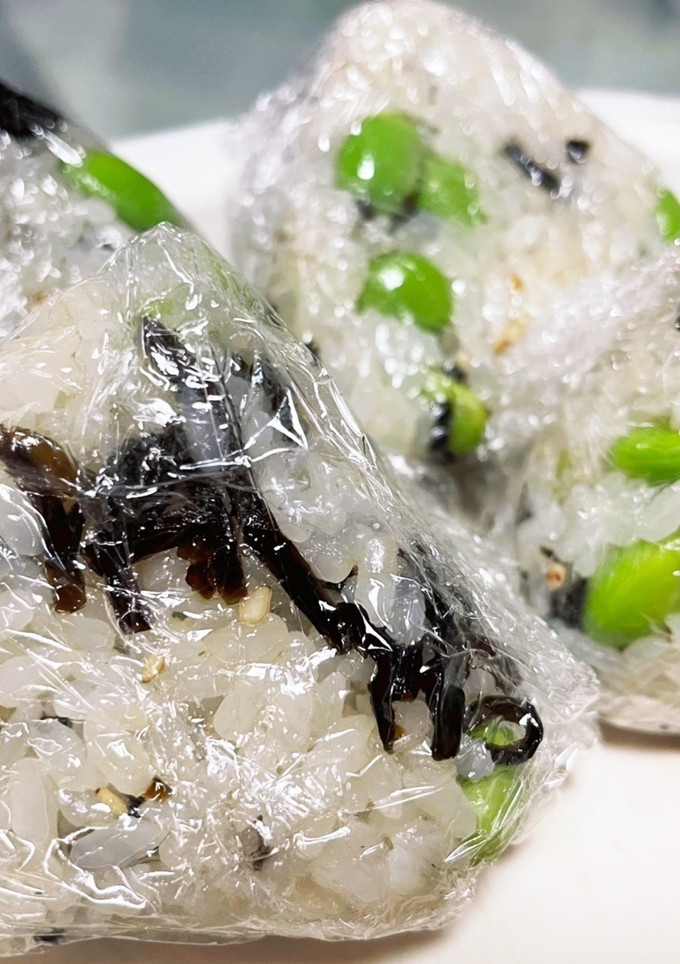 【簡単】えだまめと塩昆布のおにぎり-レシピのメイン写真