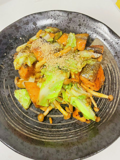 キャベツと鮭の味噌バター炒め-レシピのメイン写真