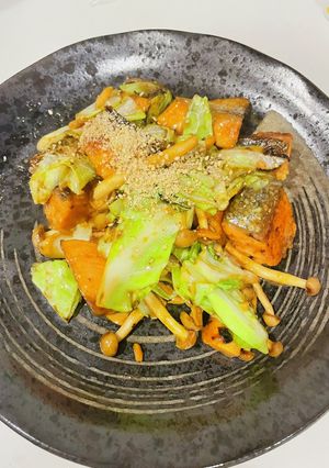 キャベツと鮭の味噌バター炒め-レシピのメイン写真