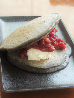 【黒ごまどら焼き〗粒あん×クリームチーズ-レシピのメイン写真