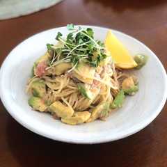 รูปของ ネギトロとアボカドのパスタ