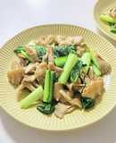 ぼんじりと舞茸、小松菜の香味炒め