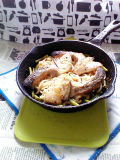 銀鮭のカマの焼き鮭載せ焼きうどん-レシピのメイン写真