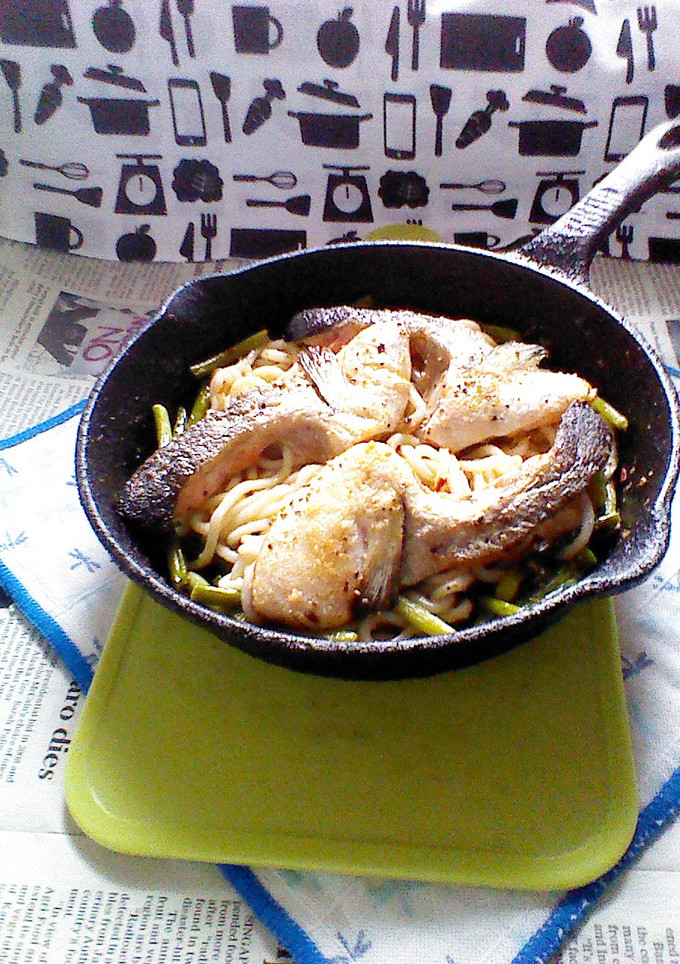 銀鮭のカマの焼き鮭載せ焼きうどん-レシピのメイン写真