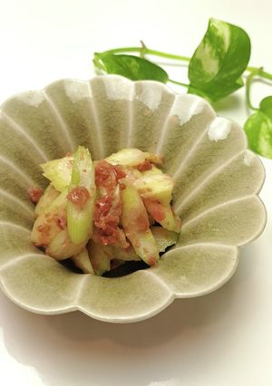 ポリポリ食感☆セロリの浅漬け梅おかか和え-レシピのメイン写真