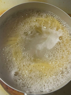底の浅い小さな鍋でスパゲティを茹でる方法-レシピのメイン写真