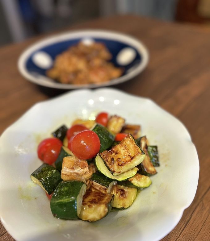 トマト&ズッキーニ 焼きズッキーニとトマトの辛子しょうゆ漬け - 日の出みりん｜食を豊か